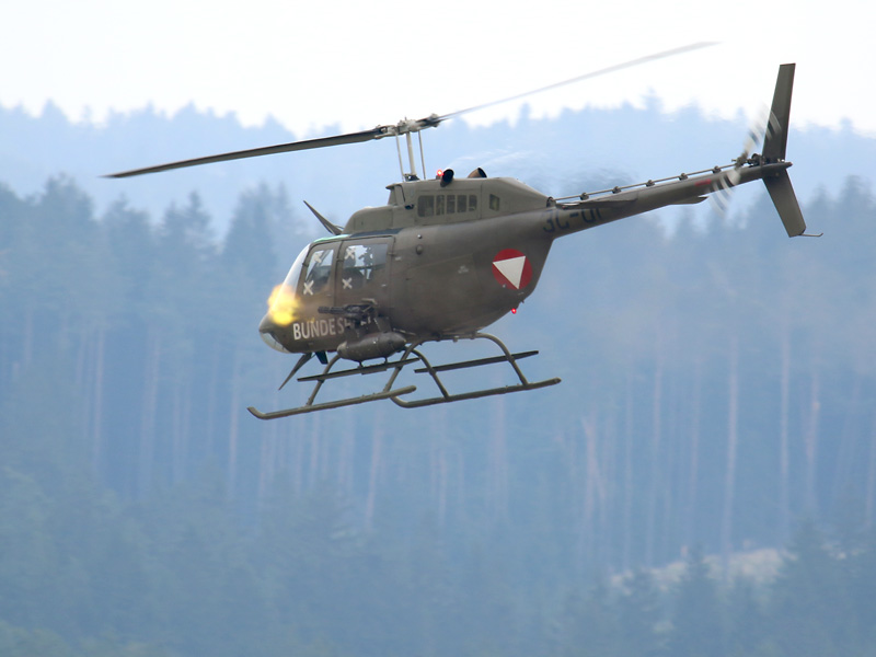 Bell OH-58B Kiowa feuert mit seinem 7,62mm M-134 Gatling Maschinengewehr © Doppeladler.com