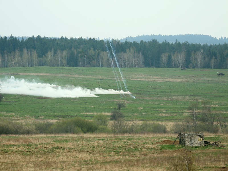 120 mm Rauchgranaten schlagen ein und erzeugen kurz darauf eine dichte Nebelwolke © Doppeladler.com