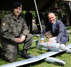 Verteidigungsminister Klug übergibt TRACKER 1U-TI © Bundesheer