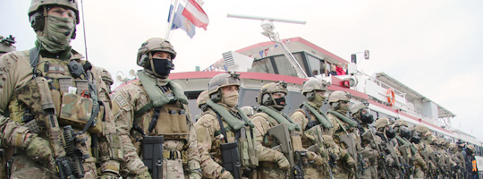 Soldaten des Jagdkommandos vor der MS Tegetthoff © Doppeladler.com