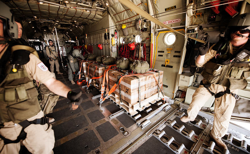 Klar zum Abwurf - Lastpakete im Laderaum der C-130 © Bundesheer