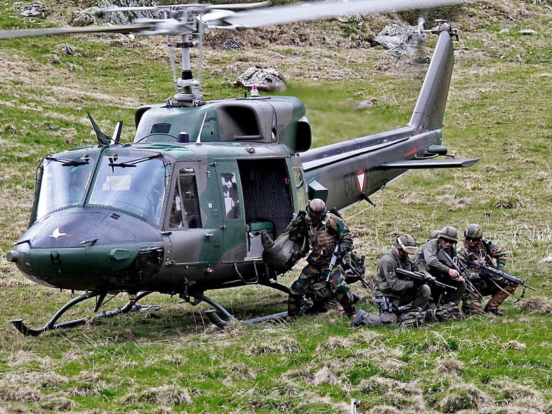 Agusta Bell AB-212 setzt österreichische und belgische Soldaten ab © Bundesheer