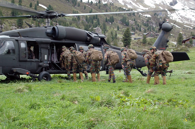 Belgische Soldaten besteigen einen Sikorsky S-70A-42 Black Hawk © Bundesheer