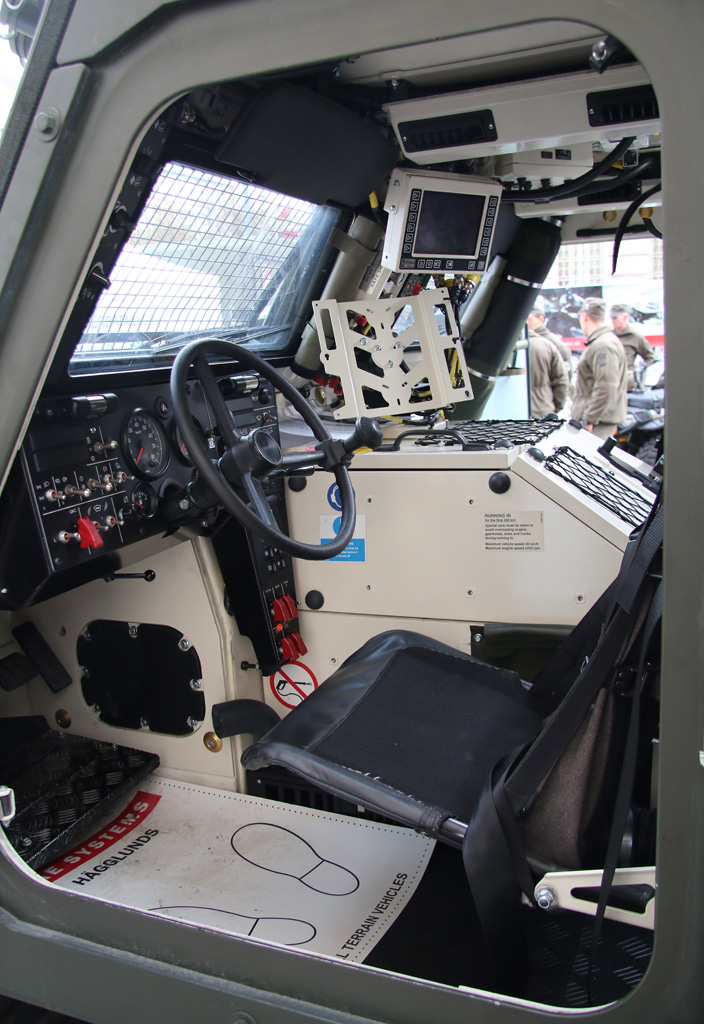 Cockpit des Hagglunds BvS10 MkIIB © Doppeladler.com