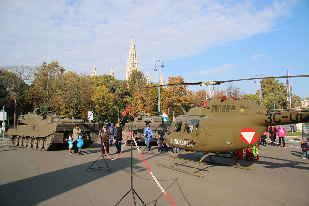 Bell OH-58B Kiowa und Leopard-Kampfpanzer beim Burgtheater © Doppeladler.com
