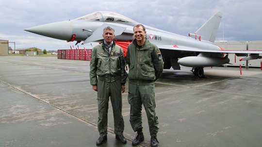 Oberst Doro Kowatsch (links) und Oberstleutnant Reinhold Schröder von der Luftwaffe am Fliegerhorst Wittmundhafen © Bundesheer