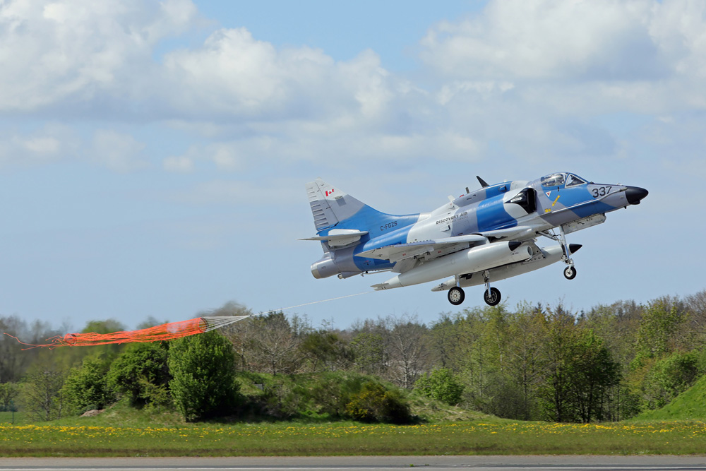 Dieser Skyhawk landet mit Schleppsack zur Luftzieldarstellung © RecceTiger Jörg Moeckel