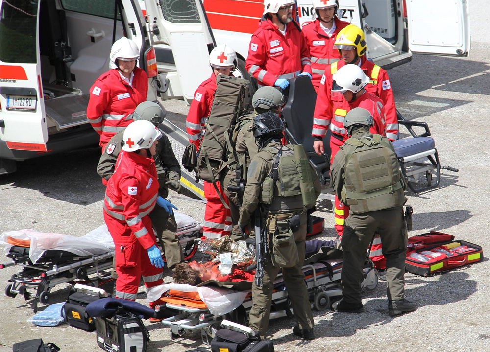 Übergabe der Verletzten an die Rettungskräfte © LPD Tirol