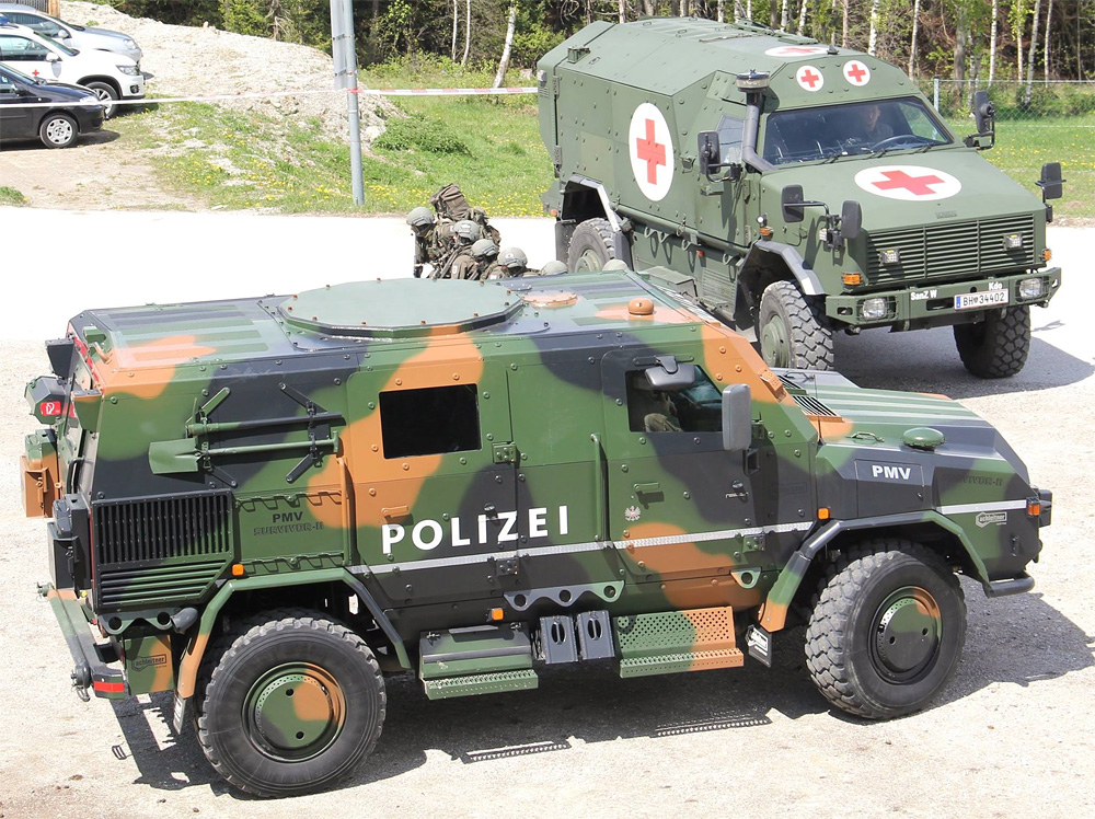 PMV SURVIVOR und Notfallfahrzeug Dingo 2 © LPD Tirol