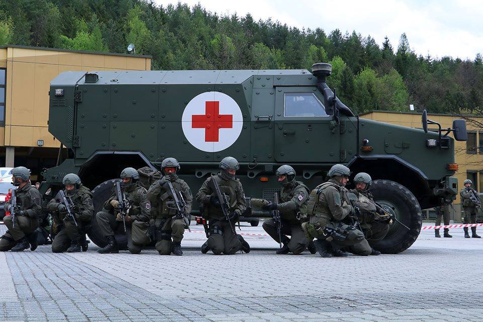 Soldaten im Schutz ihres Fahrzeugs © Bundesheer