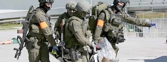 Bei der Übung TROMOS 17 packen Polizei und Bundesheer gemeinsam an © LPD Tirol