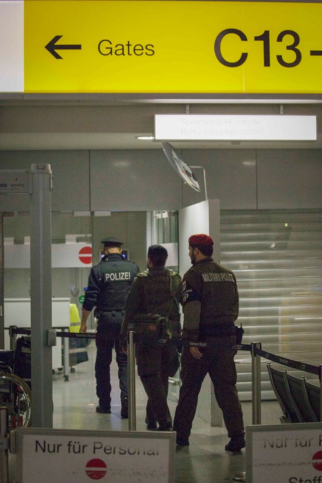 Gehört bei einem Einsatz auch dazu: Militärpolizei am Flughafen © Bundesheer