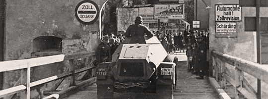 Motorisierte Einheiten der Deutschen Wehrmacht beim Grenzübertritt am Grenzübergang Schärding (Fahrzeug ist ein Panzerspähwagen Sd.Kfz. 221). © Bundesarchiv, Bild 137-049270 / CC-BY-SA 3.0