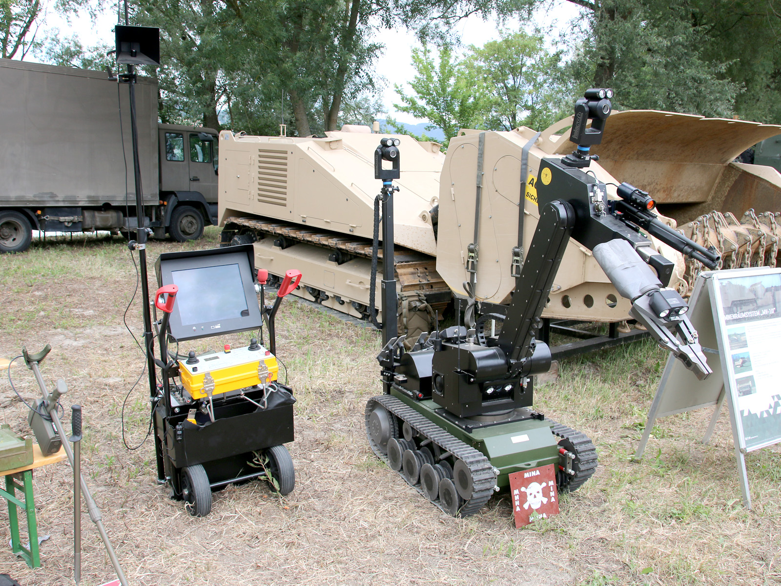 EOD Roboter tEODor mit Steuerungseinheit © Doppeladler.com