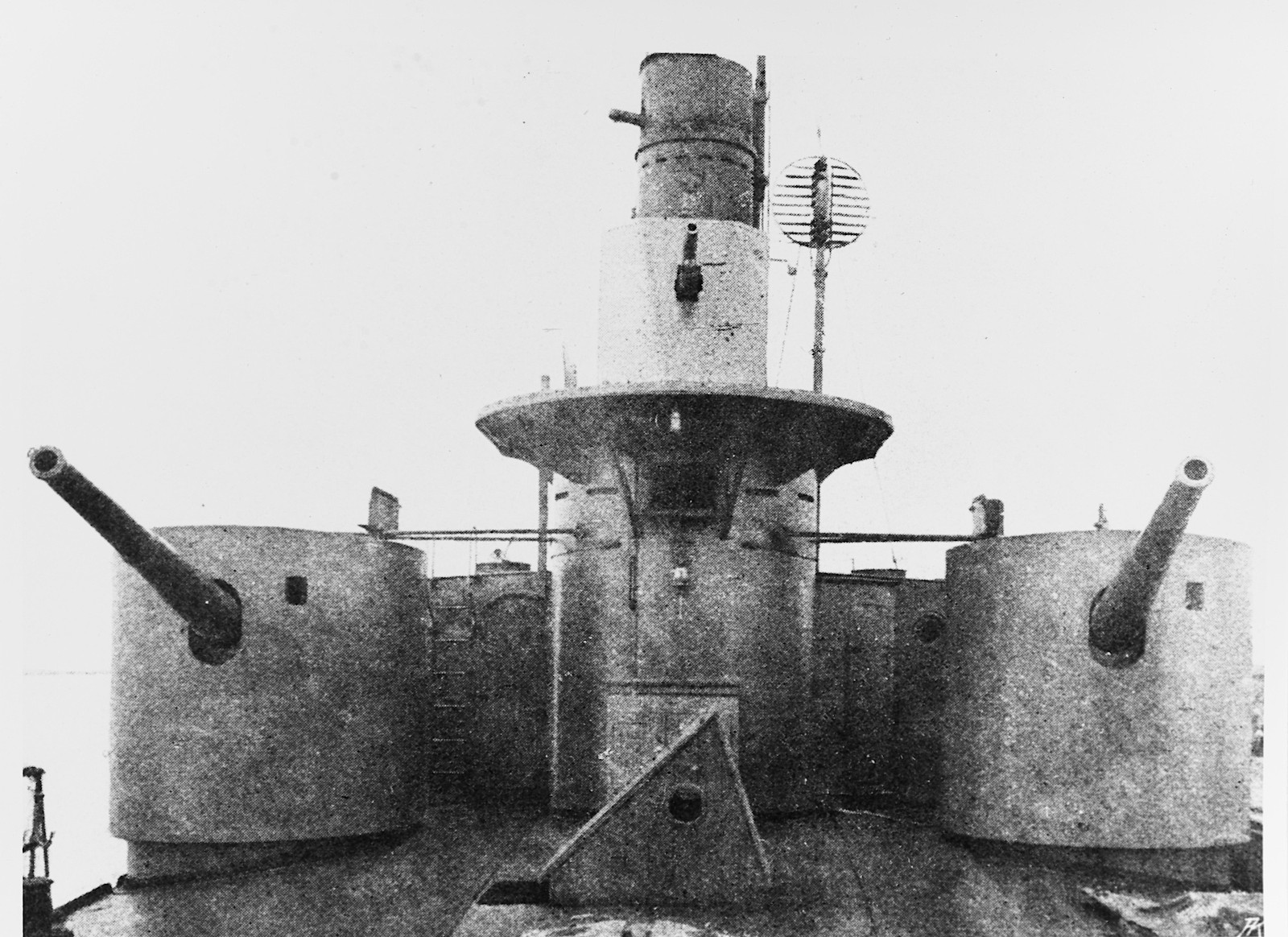 12 cm Geschütze und Brücke © Archiv
