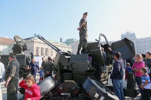 35 mm Zwillingsfliegerabwehrkanone 85 (35 mm ZFlAK 85) © Doppeladler.com