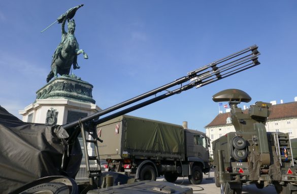 35 mm Zwillingsfliegerabwehrkanone 85 (ZFlAK 85) mit Feuerleitgerät 98 Skyguard (FLGer 98) © Doppeladler.com