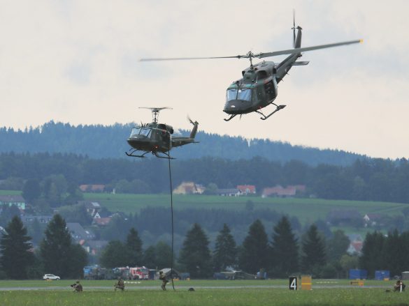 Agusta Bell AB212 setzen Jagdkommando-Kräfte ab © Doppeladler.com