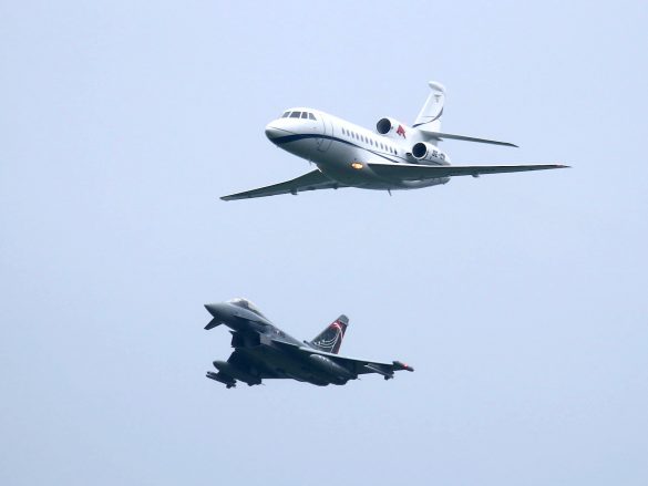 Eurofighter Typhoon fängt Dassault Aviation Falcon 900EX ab © Doppeladler.com