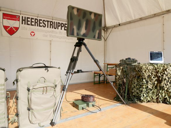 Tragbares Bodenüberwachungsradar PGSR-3i Beagle von Pro Patria Electronics. Fußgänger können damit auf 8 km, kleine KFZ auf 15 km und größere KFZ auf 24 km erfasst werden © Doppeladler.com