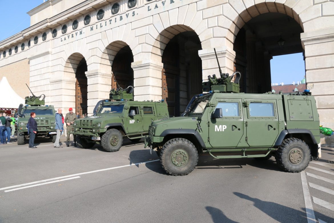 GMF HUSAR der Militärpolizeit am Äußeren Burgtor © Doppeladler.com