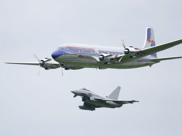 Douglas DC-6B 'OE-LDM', eskortiert von Eurofighter Typhoon © Doppeladler.com