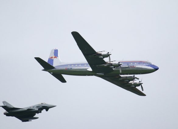 Douglas DC-6B 'OE-LDM', eskortiert von Eurofighter Typhoon © Doppeladler.com