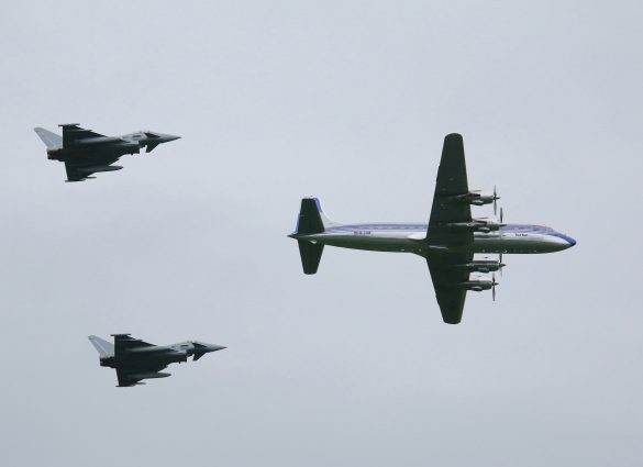 Douglas DC-6B 'OE-LDM', eskortiert von zwei Eurofighter Typhoon © Doppeladler.com