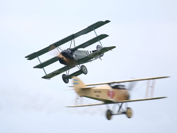 Fokker DR.I Replika '403/17 / G-CDXR' im Luftkampf mit der FVM Ö 1 Tummelisa © Doppeladler.com