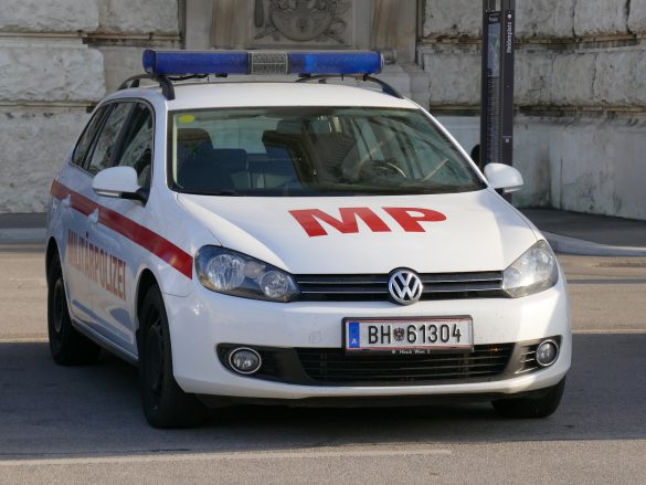 VW Golf 2.0 TDI Kombi der Militärpolizei © Doppeladler.com