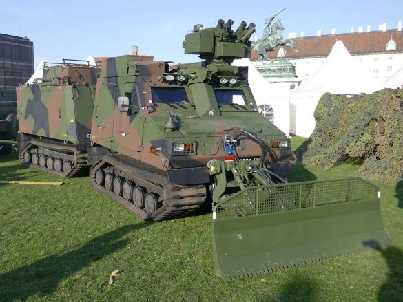 Das geschützte Universalgeländefahrzeug BvS10 AUT Hägglunds entspricht dem Typ BvS10 Mk IIB Viking von BAE Systems Hägglunds © Doppeladler.com