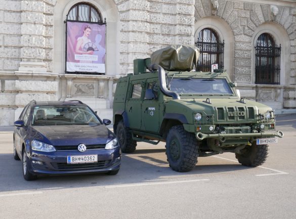 GMF HUSAR der PSYOPS Truppe - Größenvergleich mit VW Golf © Doppeladler.com
