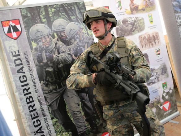 Soldat des Jägerbataillon 18 mit 40 mm Granatgewehr © Doppeladler.com