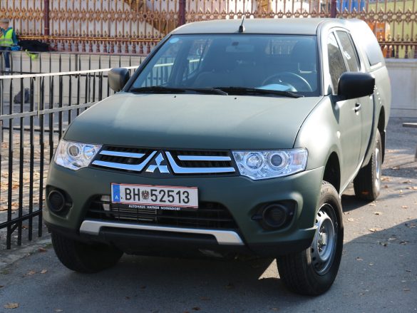 Mitsubishi L-200 DK DI-D 2,5 Work Edition mit Road Ranger Laderaumabdeckung© Doppeladler.com