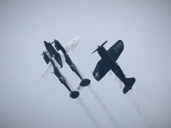 Lockheed P-38L Lightning 'N25Y' und Chance Vought F4U-4 Corsair 'OE-EAS' © Doppeladler.com