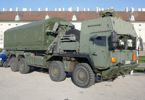 Gehärteter Hakenlast-LKW MAN 38.440 8x8 ÖBH © Doppeladler.com