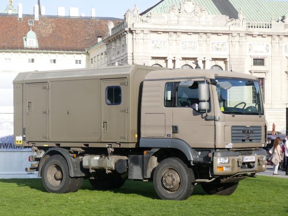 MAN 12.240 4x4 BL mit Wechselaufbau "Feldkabeltrupp" © Doppeladler.com