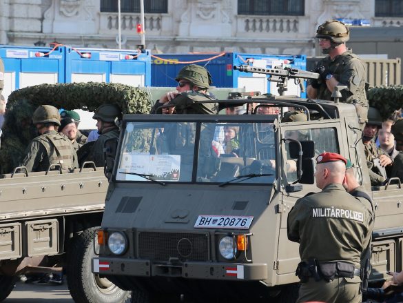 Miliz mit Pinzgauer 710 4x4 © Doppeladler.com