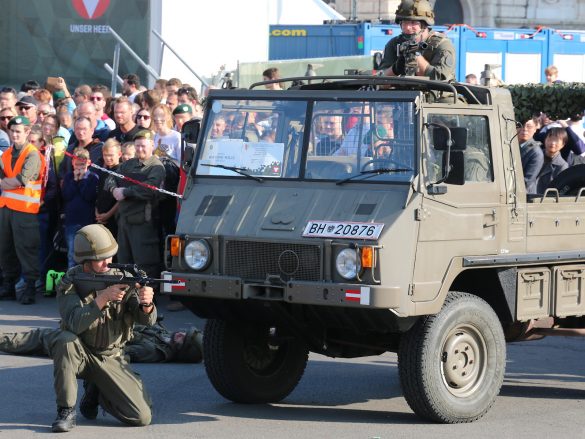 Miliz mit Pinzgauer 710 4x4 © Doppeladler.com