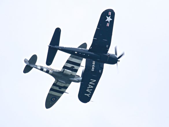 Chance Vought F4U-4 Corsair und Supermarine Spitfire Mk. XVIe © Doppeladler.com