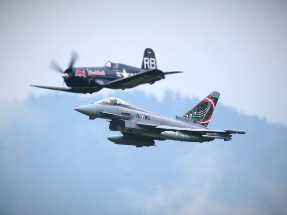 Eurofighter Typhoon '7L-WB' mit Chance Vought F4U-4 Corsair © Doppeladler.com