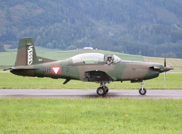 Pilatus PC-7 Turbo Trainer '3H-FB' © Doppeladler.com
