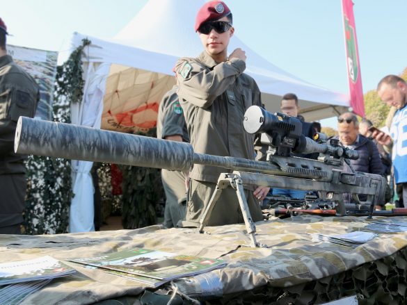 12,7 mm Scharfschützengewehr HS .50 M1 mit Nachtzielvisier und Mündungsfeuerdämpfer © Doppeladler.com