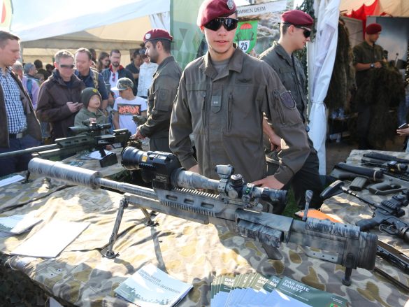 12,7 mm Scharfschützengewehr HS .50 M1 mit Nachtzielvisier und Mündungsfeuerdämpfer © Doppeladler.com