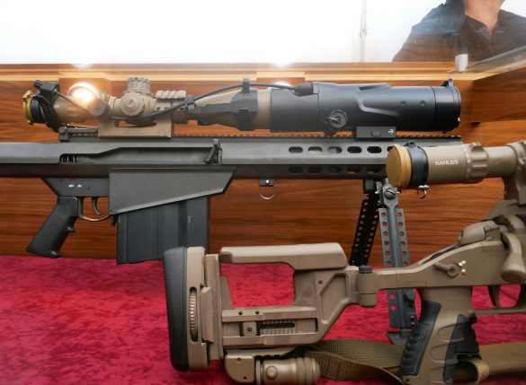 12,7 mm schweres Scharfschützengewehr Barrett M82A1 mit Kahles K624i Zielfernrohr und Restlichtnachtsicht-Vorsatzgerät (RLN-VG) Safran Vectronix NiteSpotMR © Doppeladler.com