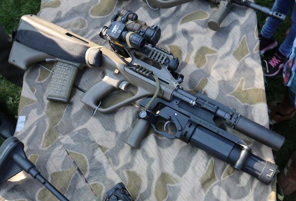 5,56 mm Sturmgewehr StG-77 A2 Kommando (alias AUG A3 SF) mit Rotpunktvisier, taktischem Laser/Licht Modul und Mündungsfeuerdämpfer. Unter dem Lauf: Granatwerfer ML40 mk2 von Madritsch Weapon Technology © Doppeladler.com