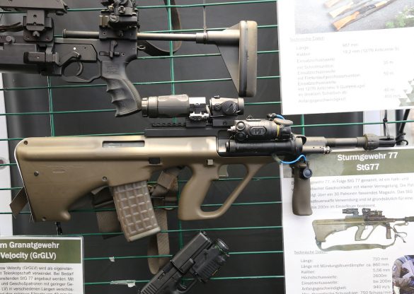 Sturmgewehr StG 77 A1 MP (Militärpolizei) mit Rotpunktvisier AIMPOINT Micro T1 und Vergrößerungsmodul AIMPOINT 3XMag-1 © Doppeladler.com