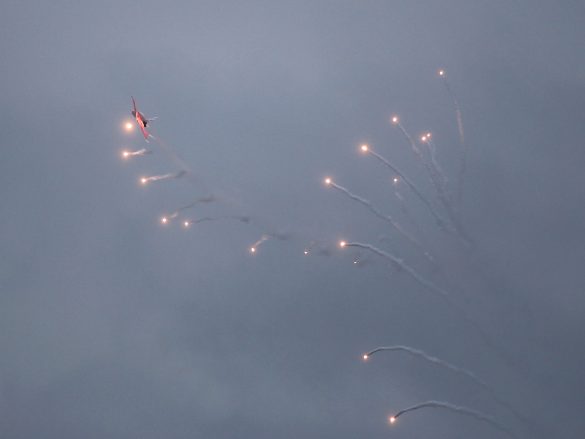 Patrouille Suisse beim Ausstoß von Flares © Doppeladler.com