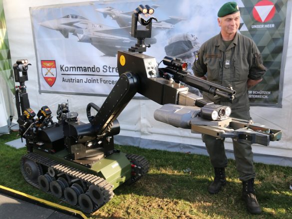 EOD Roboter tEODor verteilt Zuckerl © Doppeladler.com