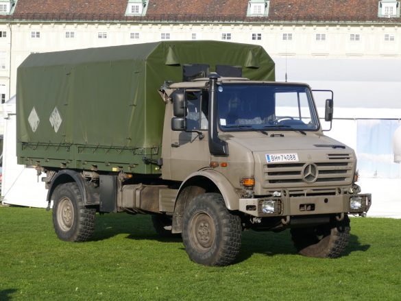 UNIMOG U-4000 mit Wechselaufbausystem © Doppeladler.com